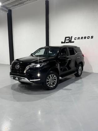 TOYOTA HILUX SW4 2.8 D-4D TURBO DIESEL SRX 7L 4X4 AUTOMÁTICO TOYOTA HILUX SW4 2.8 D-4D TURBO DIESEL SRX 7L 4X4 AUTOMÁTICO